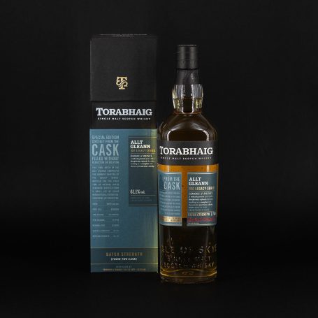 Bouteille de whisky Torabhaig Cask Strength avec son étui, sur fond noir.